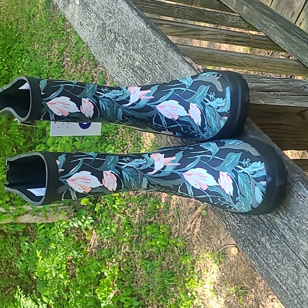 A New Day Woman's Rainboots Size 6